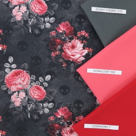 TKANINA WODOODPORNA Bukiety z czaszkami na czarnym.jpg