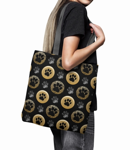 TKANINA WODOODPORNA Psie łapy koła na czarnym 600x600.jpg