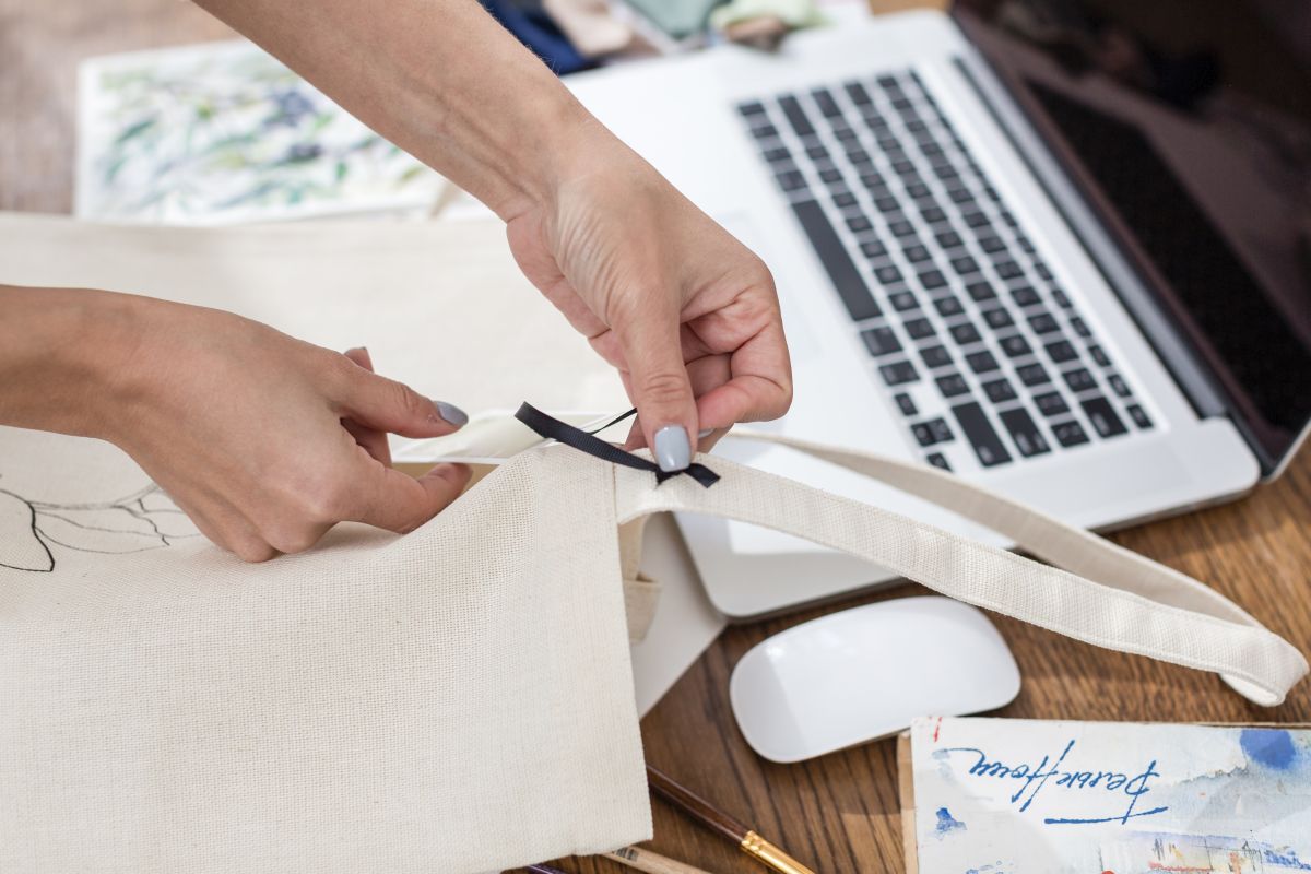 Jak uszyć swoją pierwszą torebkę — prosty wykrój i praktyczne porady