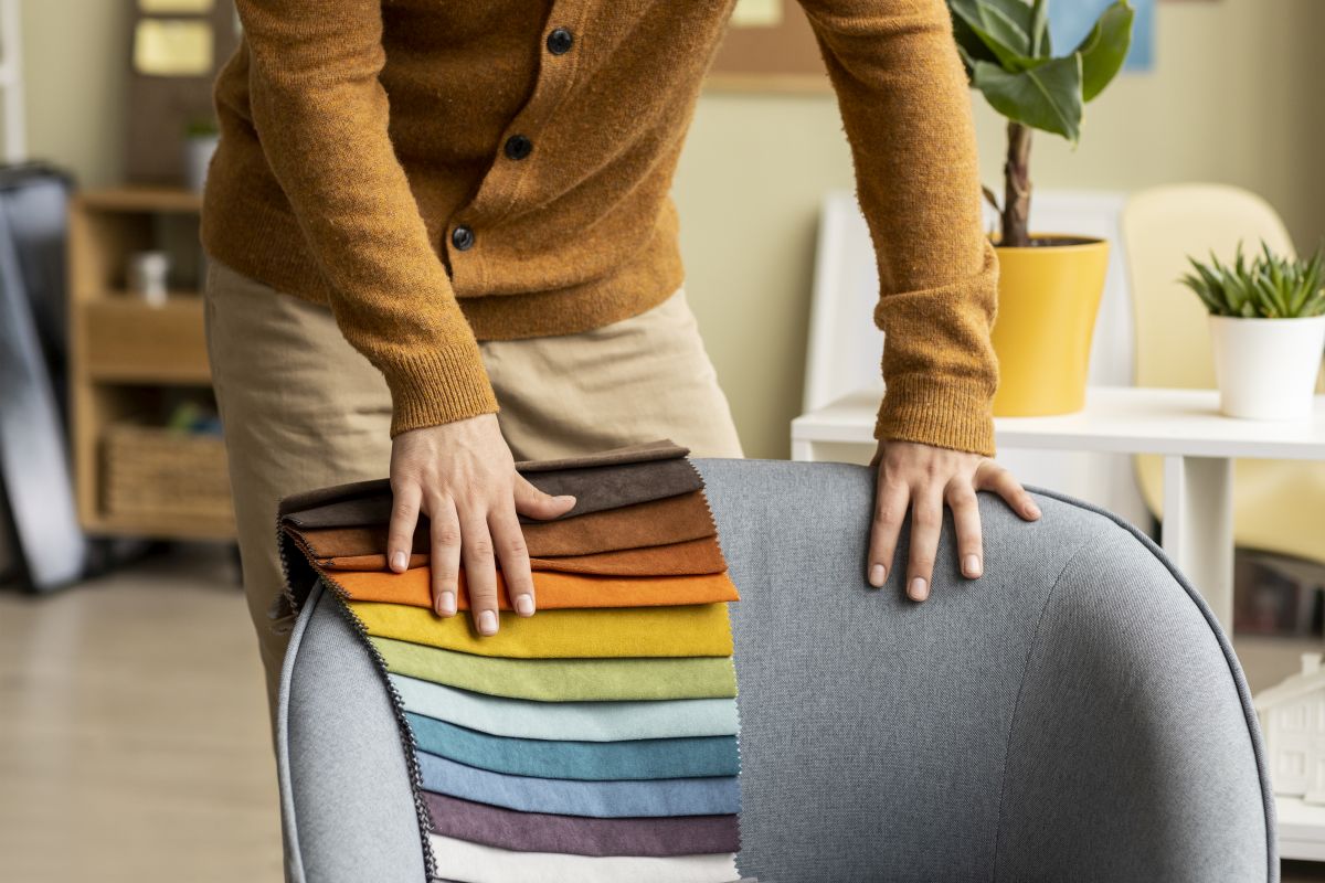 Tapicerowanie krok po kroku — jakie tkaniny wybrać do renowacji mebli?